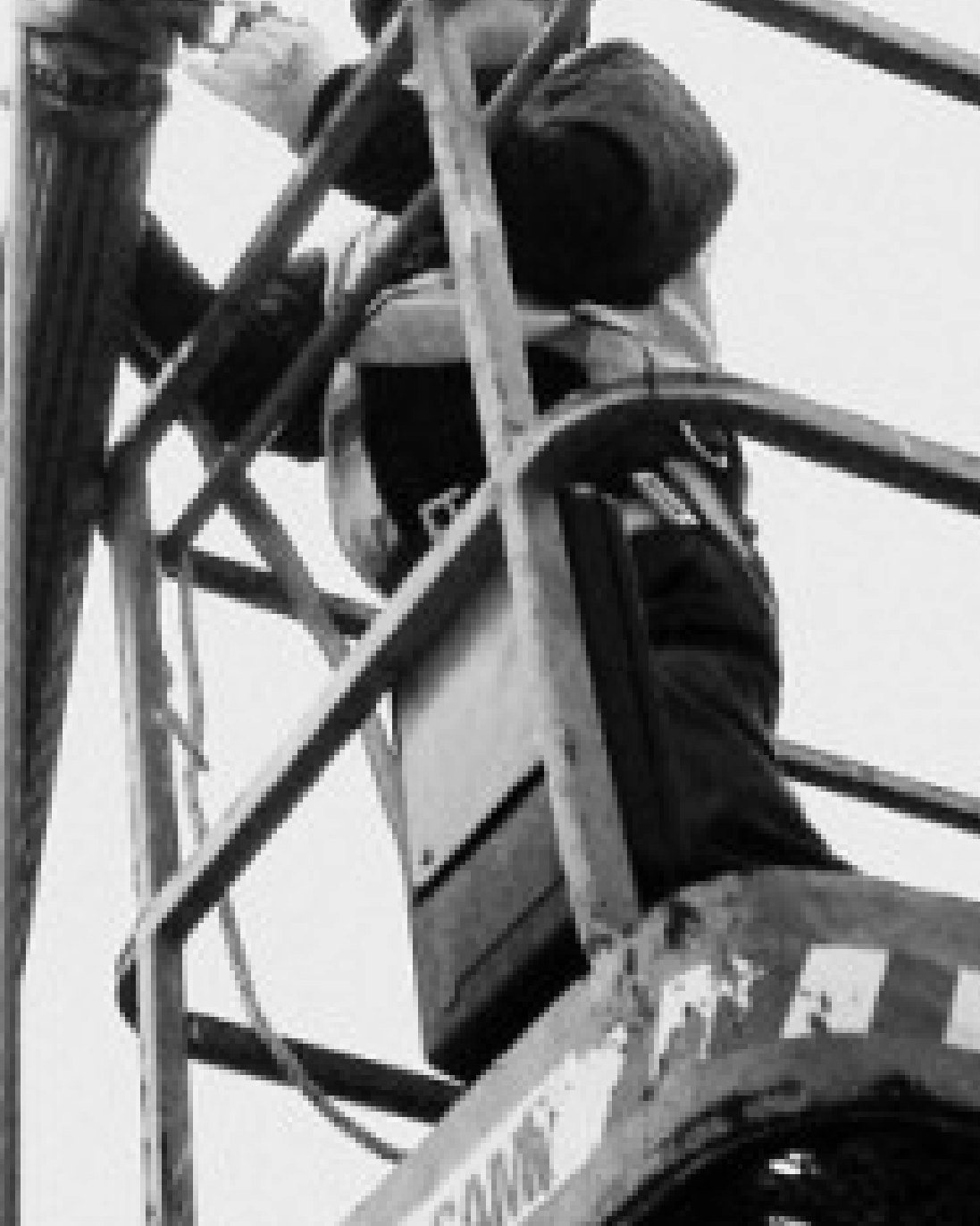 Operario trabajando en altura sobre una plataforma elevadora