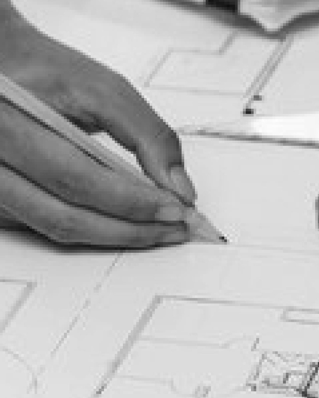 Manos revisando planos de proyecto sobre una mesa