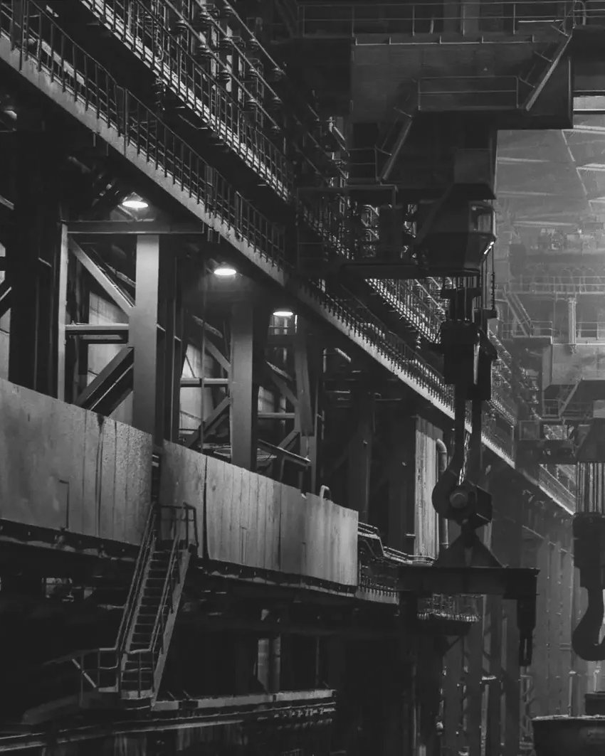 Interior de una nave industrial con estructura metálica